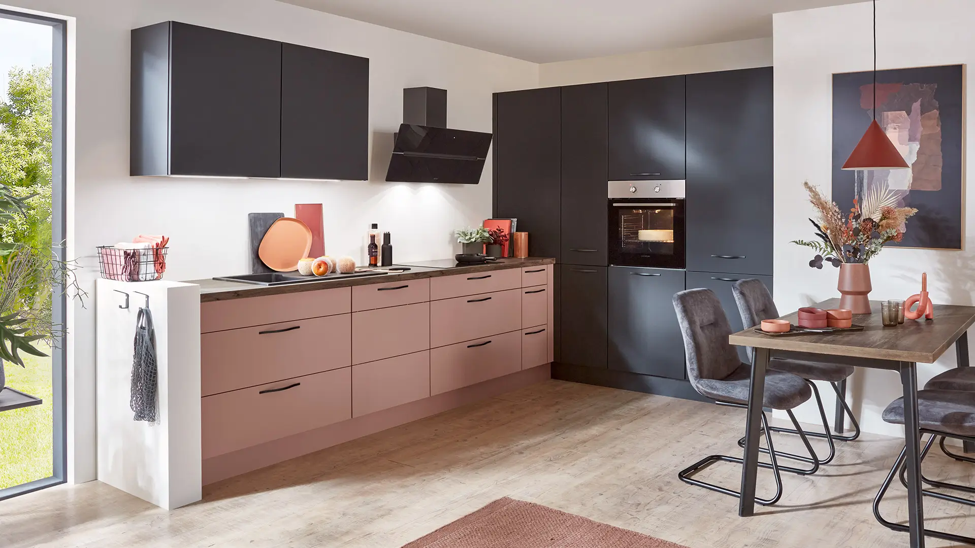 Stylische nobilia®-Winkelküche Senso mit Fronten in Lack, Koralle und Schwarz Premium matt