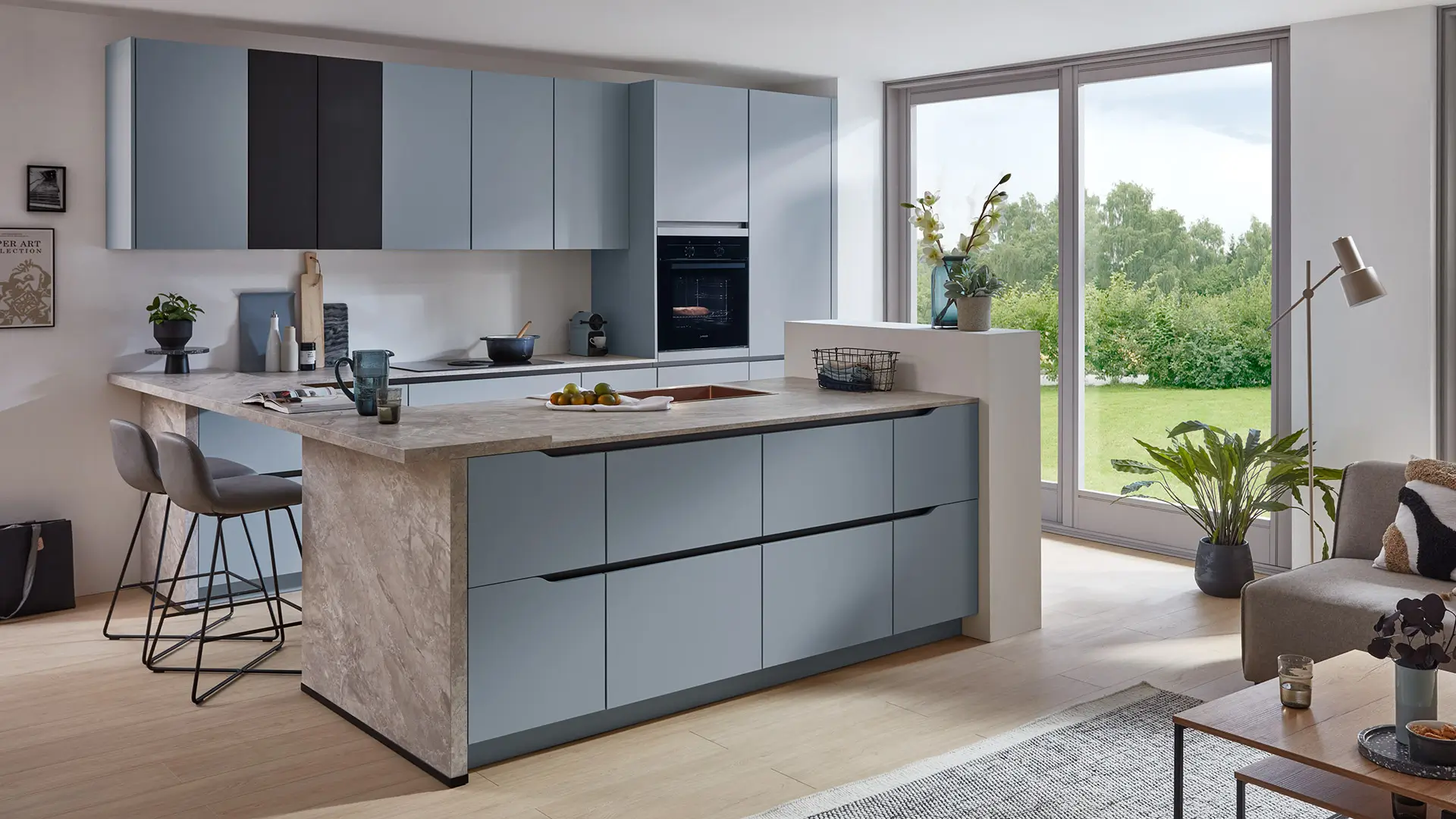 Grifflose nobilia®-Küchenkombination Senso mit Fronten in Lack, Sky Premium matt