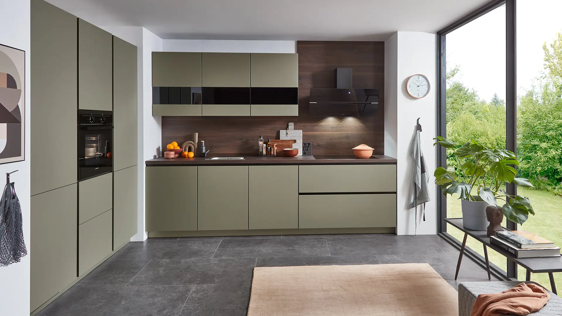 Grifflose nobilia®-Küchenkombination Senso mit Fronten in Lack, Olive Premium matt
