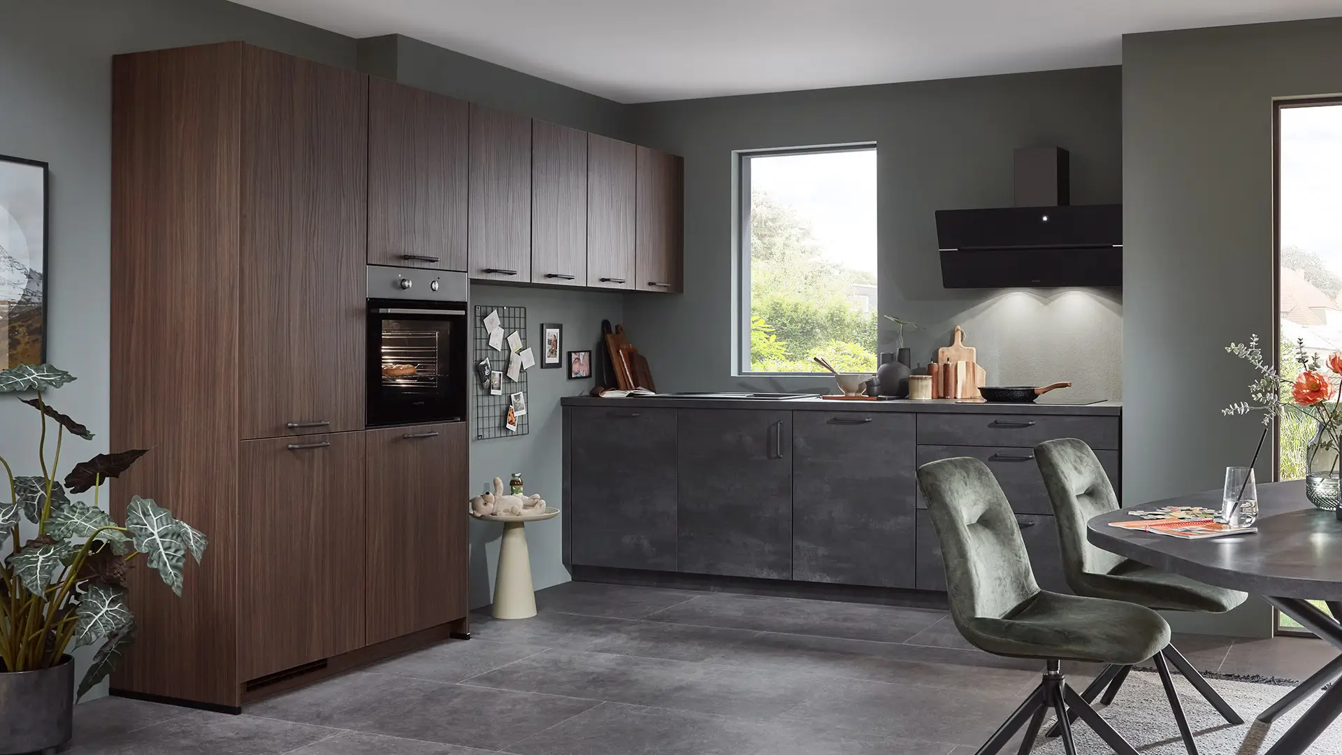 Kreative nobilia®-Küchenkombination Structura mit Fronten in Nussbaum Milano Nachbildung und Fronten und Arbeitsplatte in Schwarzbeton Nachbildung und Nussbaum Milano Nachbildung